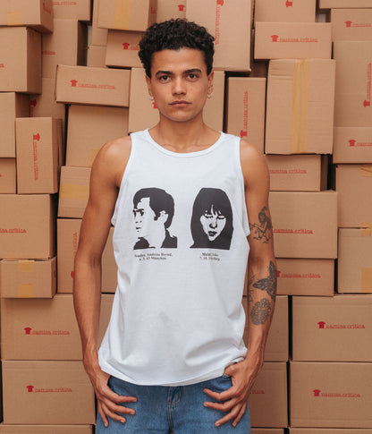 Homem vestindo Camiseta Regata. Estampa: Recorte de cartaz de procurados pelo polícia alemã. foto com nome, data e local de nascimento de Andreas Baader e Urike Meinhof.