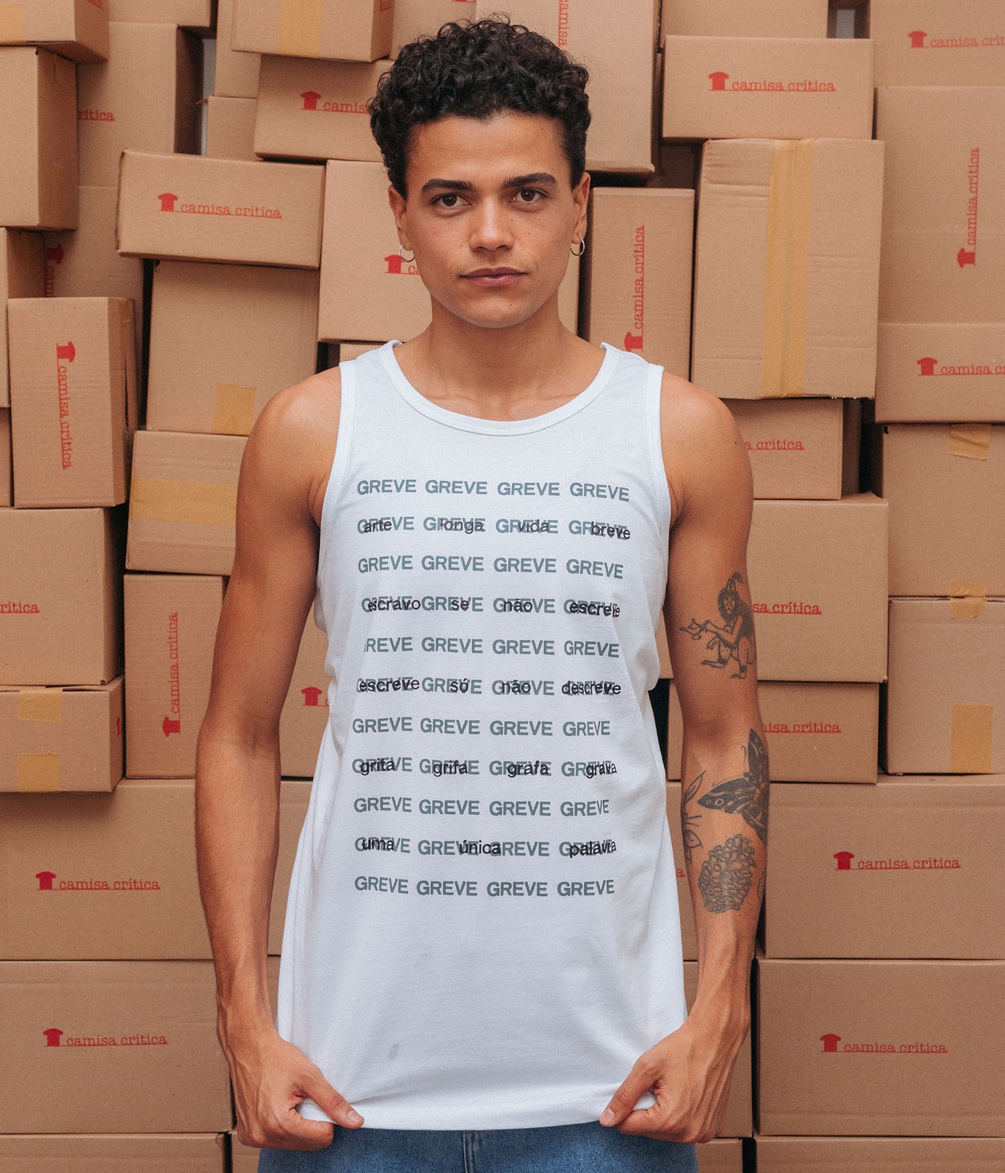 Homem vestindo Camiseta Regata. Estampa: 