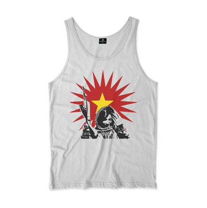 Camiseta Regata. Estampa:Uma guerrilheira curda com arma em riste sobrepõem um sol que irradia com uma estrela no meio.