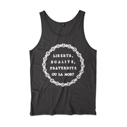 Camiseta Regata. Estampa: Insígnia da Revolução Francesa. texto com os dizeres em francês: Liberte, Egalite, Fraternite ou La Mort. Truz: Liberdade, Igualdade, Fraternidade ou a Morte. Fios transados circulam o texto.