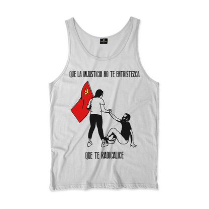 Camiseta Regata. Estampa:Acima está escrito: que la injustiça no te entristeza. No meio uma mulher segura uma bandeira vermelha com a foice e martelo enquanto que com a outra mão ajuda um homem a se levantar. Abaixo está escrito: que te radicalice. Tradução do texto: Que a injustiça não te entristeça, que te radicalize.