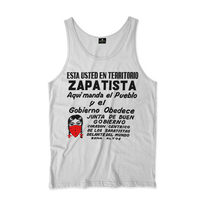 Camiseta Regata. Estampa: Texto Esta usted en territorio zapatista. Aqui manda el pueblo y el gobierno obedece. Junta de buen governo. Corazon centrico de los zapatistas delante del mundo. Zona altos. Junto com o texto tem a imagem da car de uma militante zapatista com lenço no rosto.